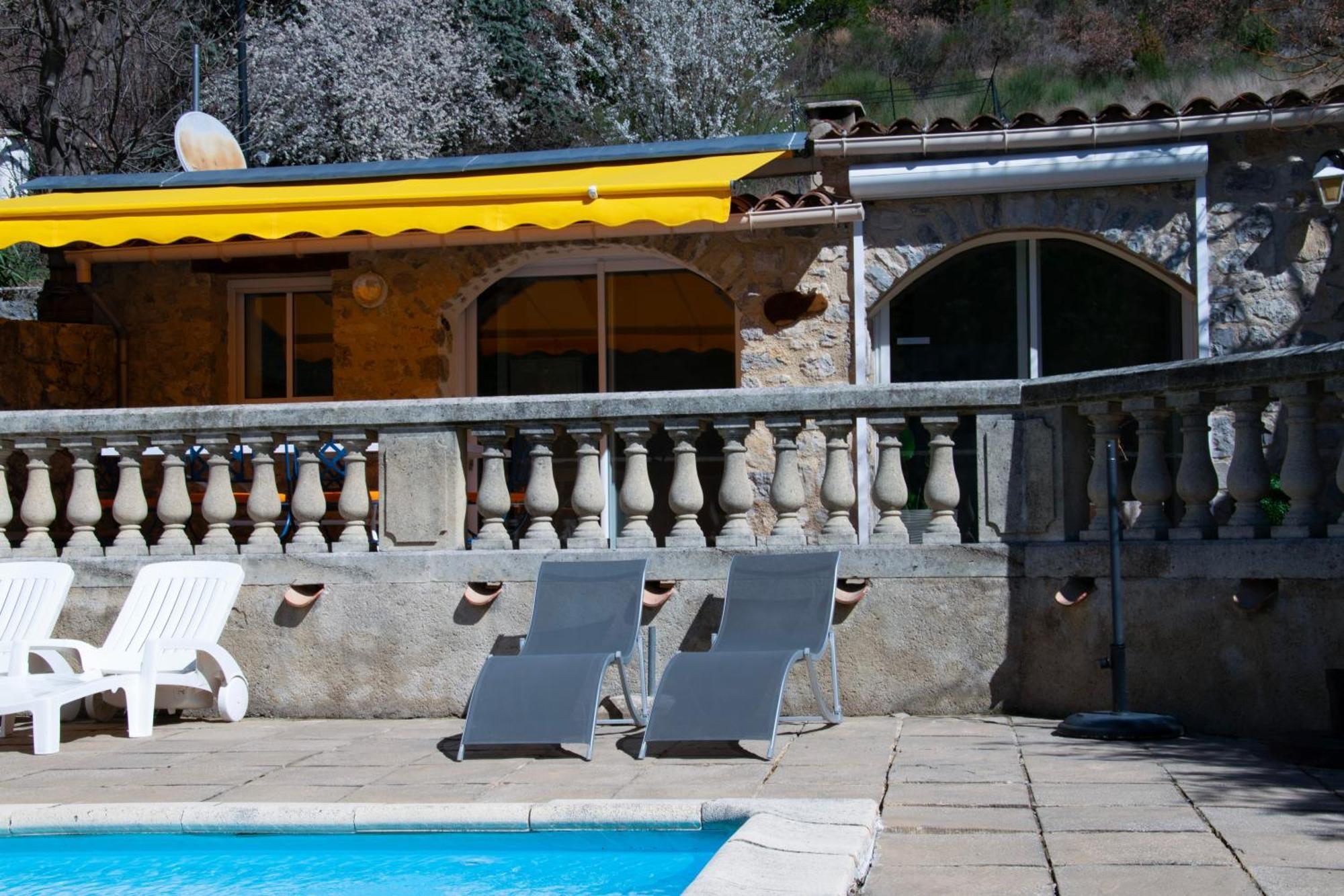 Les Grands Pres Des Baronnies Pensionat La Roche-sur-le-Buis Exteriör bild